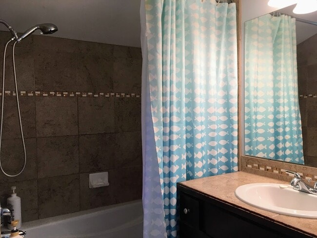 Building Photo - Spacious Townhouse for Rent -- Minutes fro...
