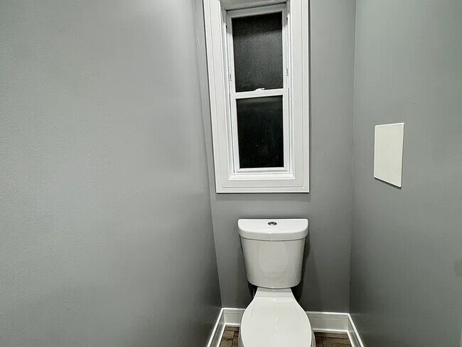 Building Photo - 2233 N Southport Ave