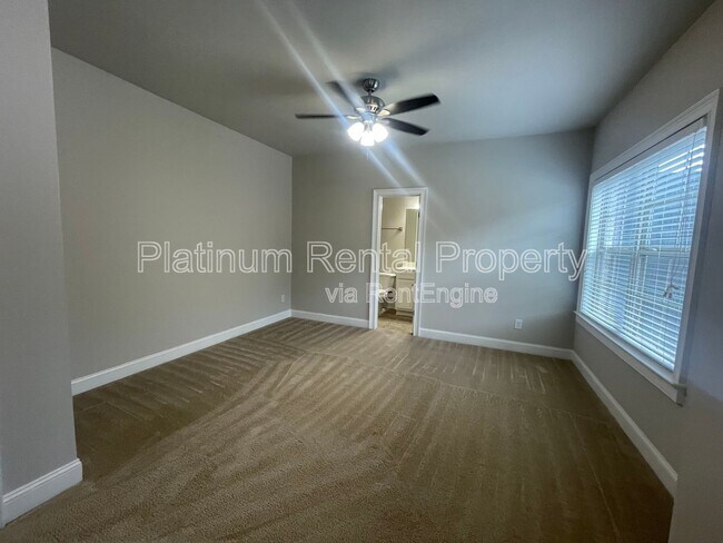 Building Photo - 5180 Mirror Lake Dr