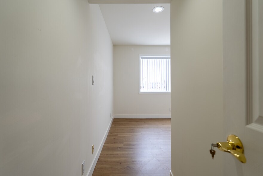 Building Photo - 1758 N Alexandria Ave