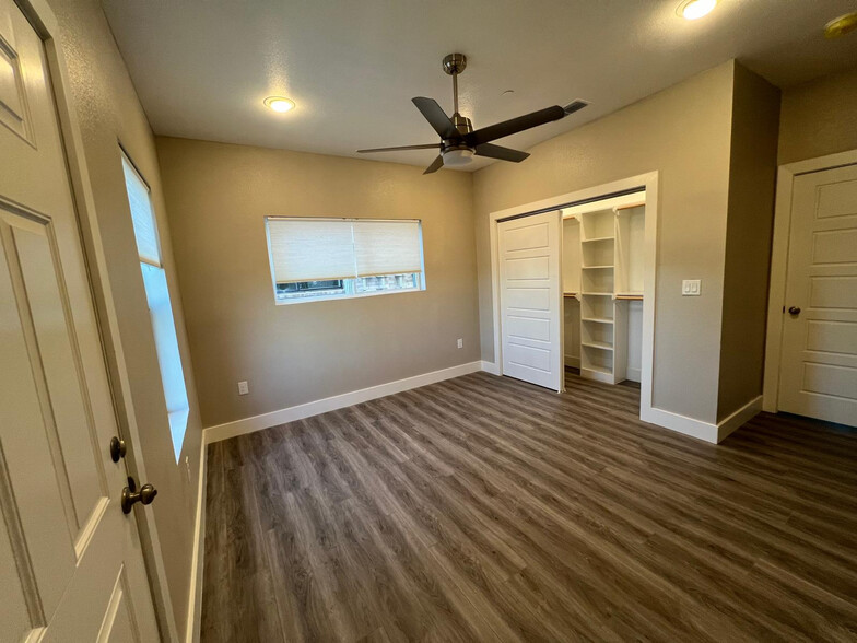 Building Photo - Room in Apartment on Richlands Way