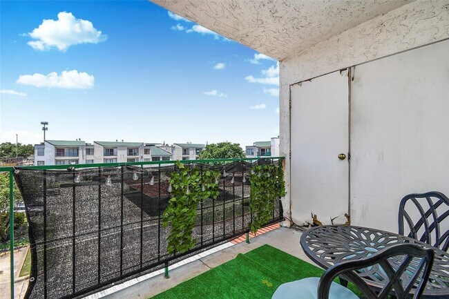 Building Photo - 2820 S Bartell Dr