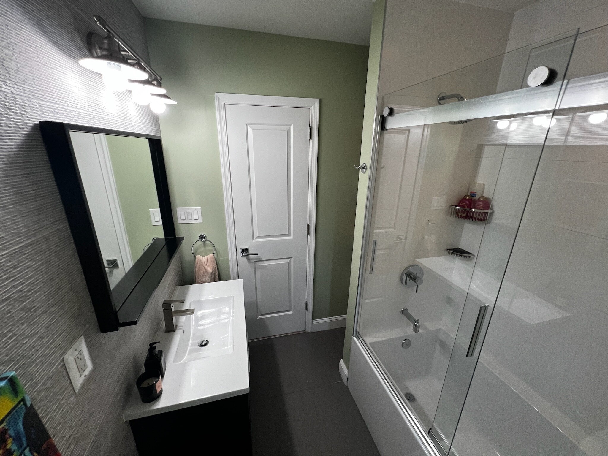 Full Bathroom with tub - 435 Ridge St NW