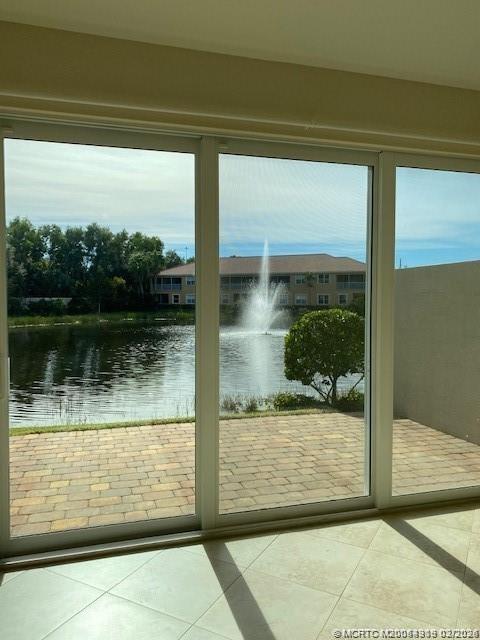 Building Photo - 566 SW Glen Crest Way