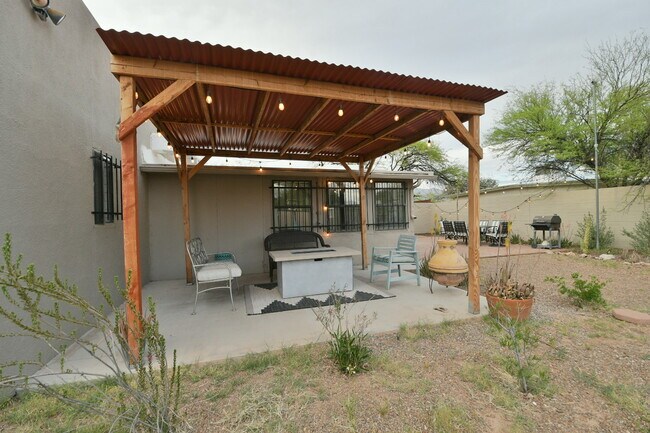Building Photo - 2842 E Blacklidge Dr