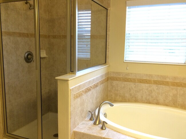 Building Photo - Beautiful 4/5 Bedroom Home in Wyndham Lakes