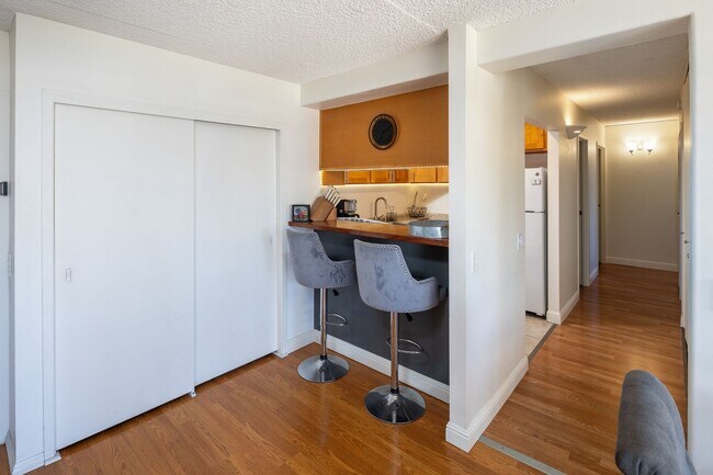 Building Photo - Keoni Ana in Waikiki - 2 Bedroom 1.5 Bath and 2 Parking Stalls!