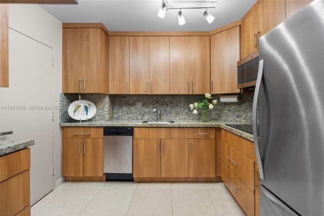 Building Photo - 300 Bayview Dr