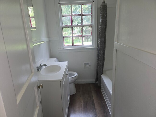 Building Photo - 422 Cooper Rd