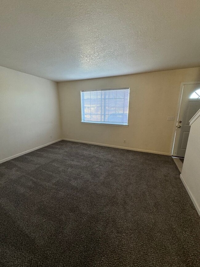 Building Photo - 1057 Lookingglass Rd