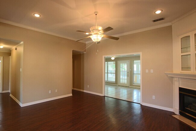 Building Photo - Beautiful 3 Bedroom in Tyler! Coming Soon!