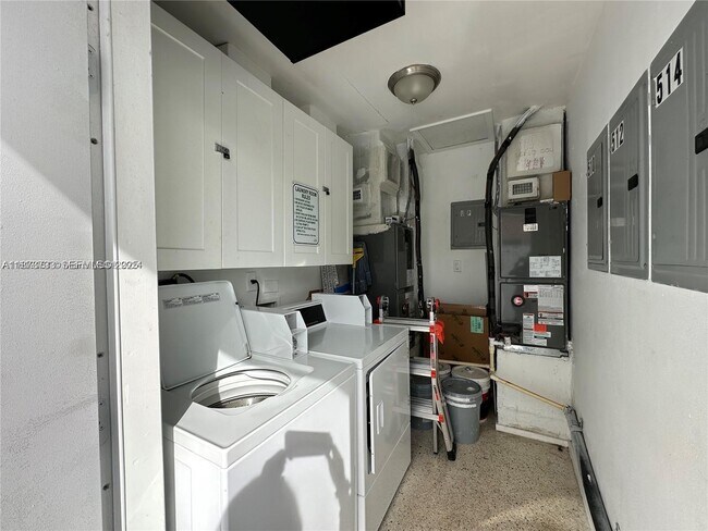 Building Photo - 512 NE 4th Ave