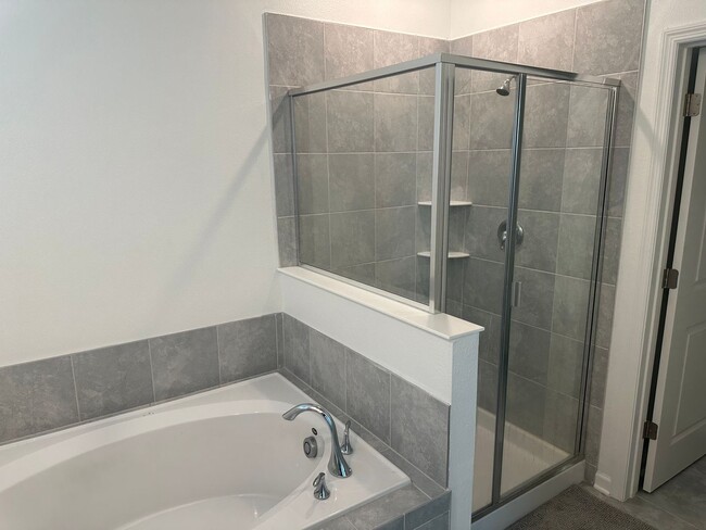 Building Photo - Champions Pointe 3 bed 2.5 bath Town home ...