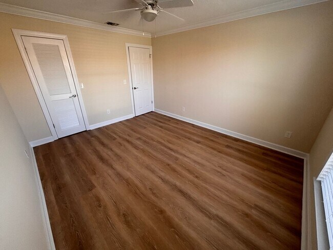 Building Photo - 2 Bed 2 Bath Luxury Waterfront Townhome with Screened Lanai & Garage!
