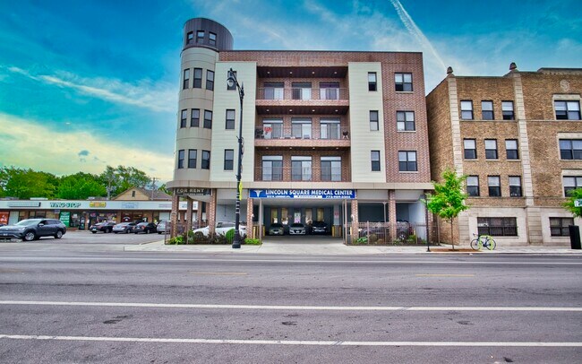 Building Photo - 2515 W Lawrence Ave
