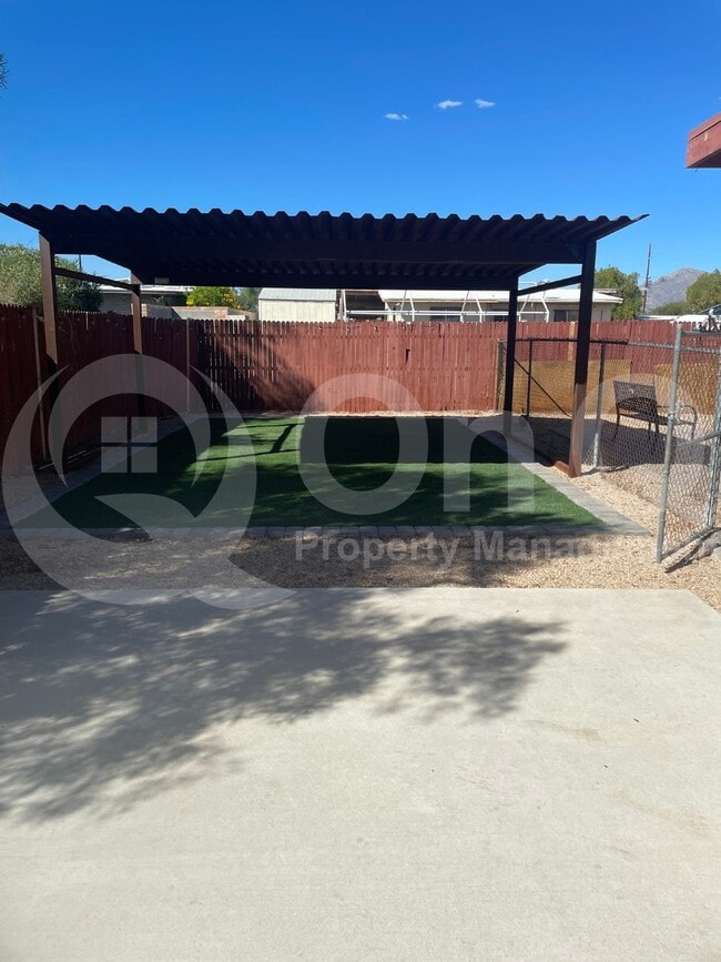 Building Photo - 1132 W Knox Pl