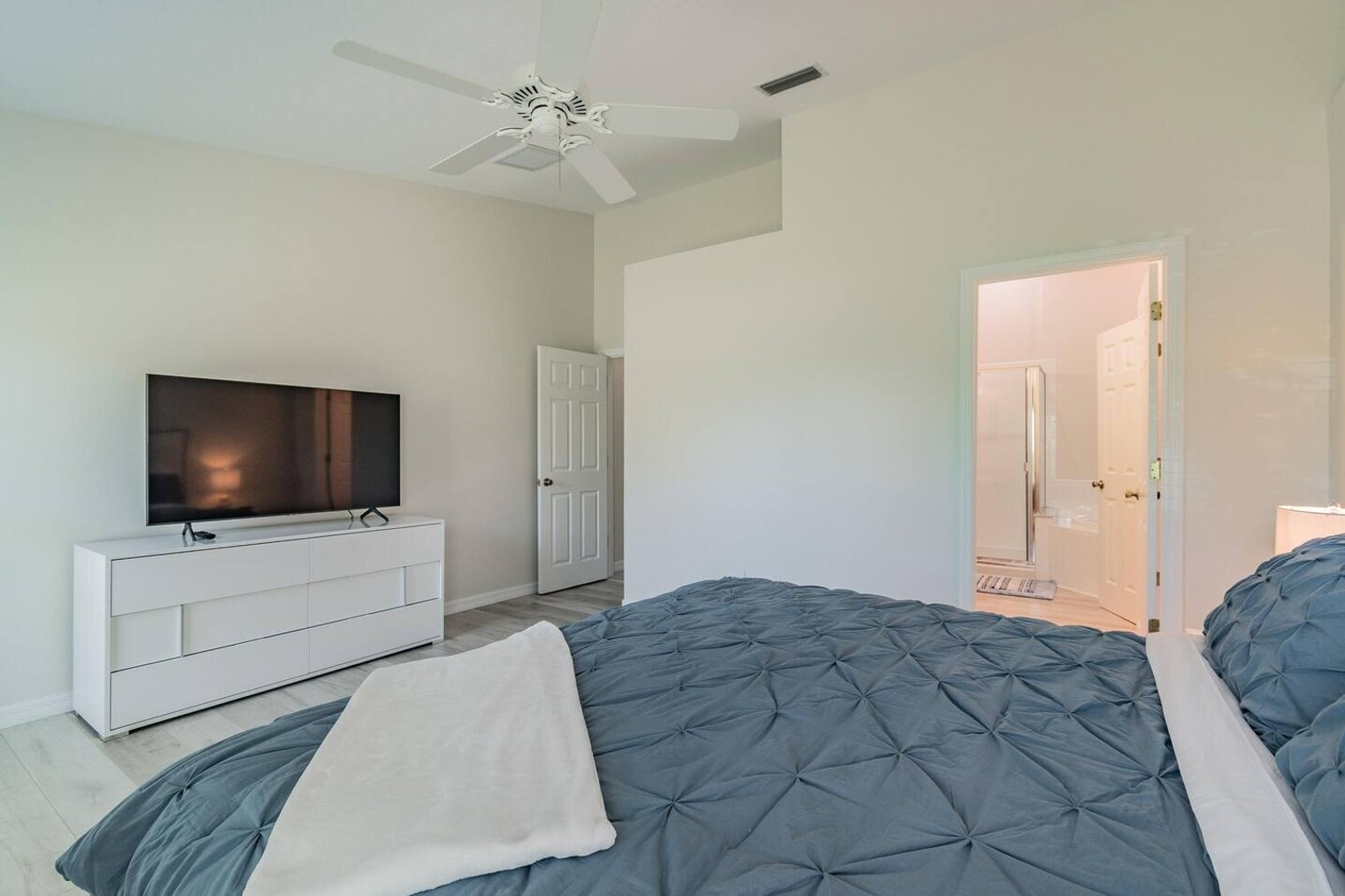 Building Photo - 4477 Sanibel Way