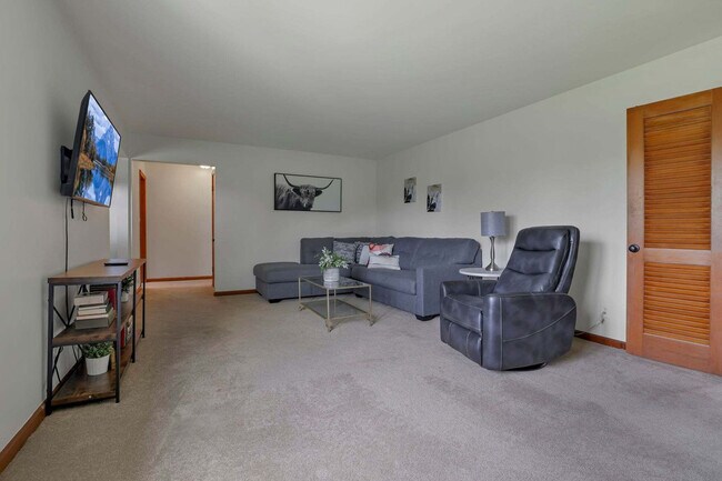 Building Photo - 3695 Montclair Dr
