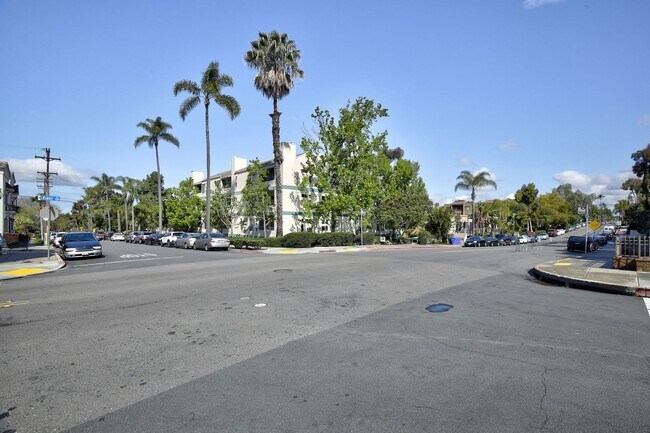 Building Photo - $3200 / Fabulous 2br / 2ba condo (Bankers ...