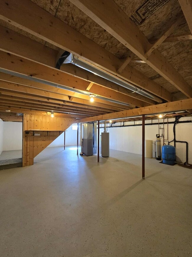 Building Photo - Townhouse (2 bdrm with 2.5 car garage, yard, private basmnt)