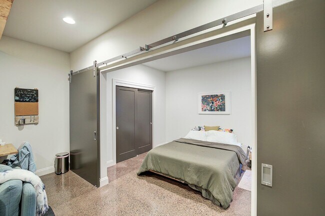 Building Photo - 5bd/3.5ba Seattle Home