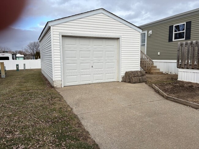 Building Photo - 324 Spring Park Dr