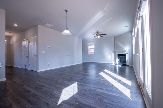 Building Photo - 325 Park W Blvd