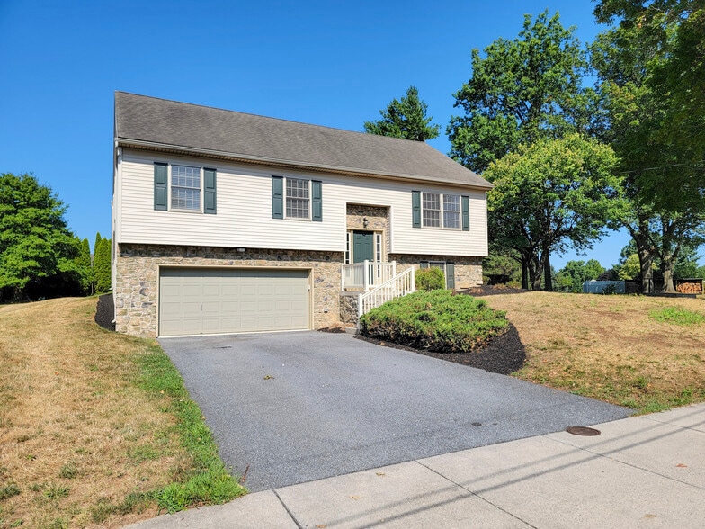 Building Photo - 5206 Brook Dr