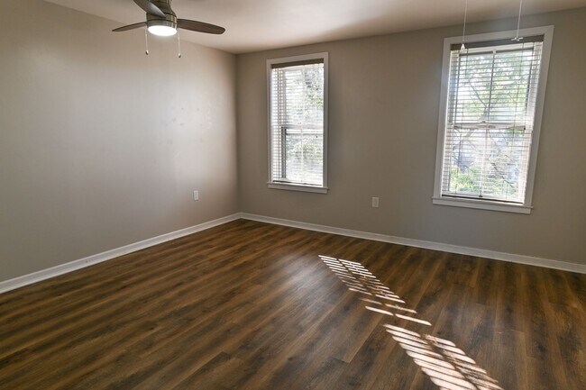 Building Photo - Large 3 Bedroom Single Family Home on Fors...