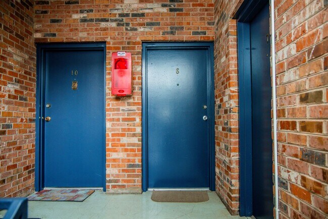 Building Photo - One Bedroom Condo in Barracks West