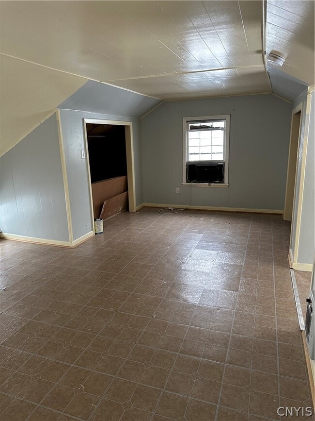 Building Photo - 705 N James St