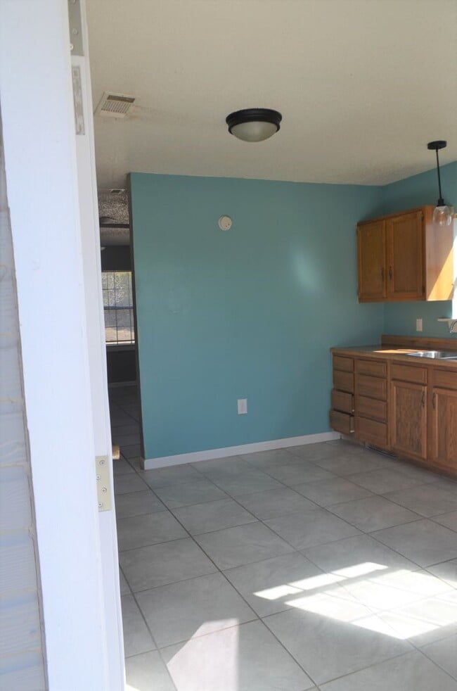 Building Photo - Country setting