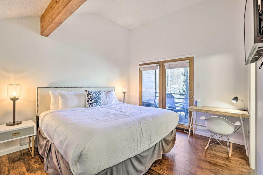 Building Photo - 163 Burgundy Cir