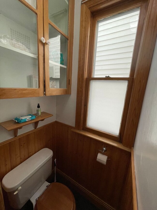 Building Photo - AVAILABLE JUNE 1st - 5 Bed, 2 Bath Home w/ Huge Enclosed Porch!