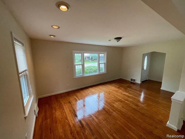 Building Photo - 1518 E Lincoln Ave