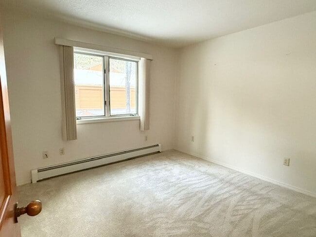 Building Photo - One-level living with garage close to Incline beaches