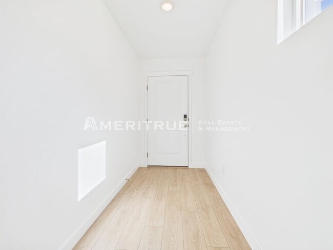 Building Photo - 1868 E 640 N