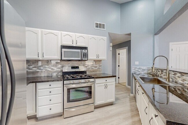 Building Photo - NW Home 3 Bedroom 2 Bath 2 Car Garage 1266/SF