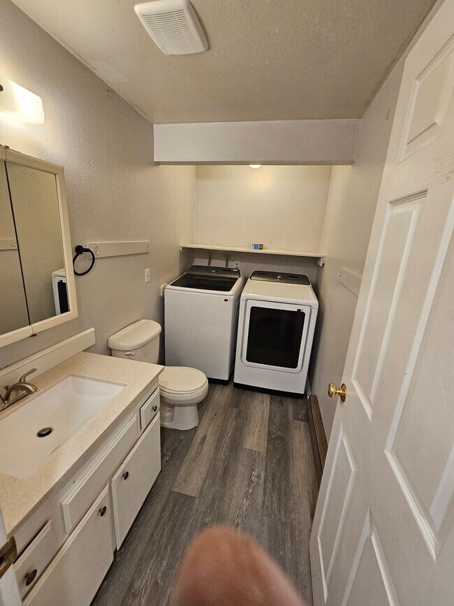 Building Photo - Port Orchard townhouse close to everything