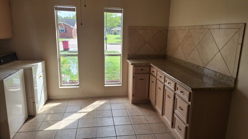 Building Photo - 1410 N Avenue R