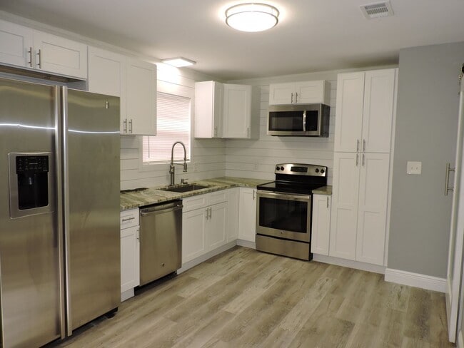 Building Photo - Beautifully updated home!