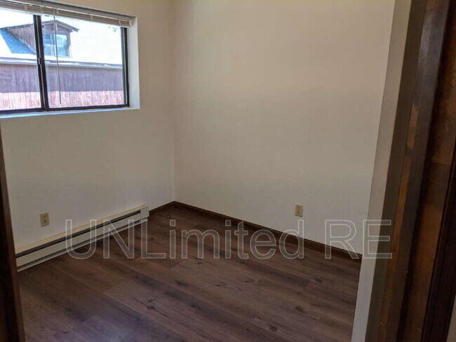 Building Photo - 321 N Park St