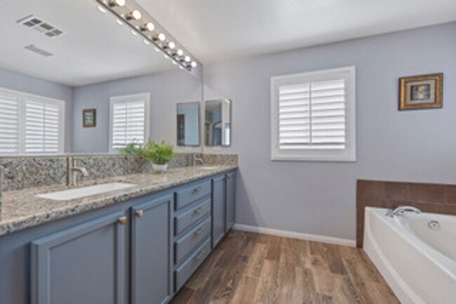 Building Photo - SE!! Pebble and Pollock!! Crystal Springs!...