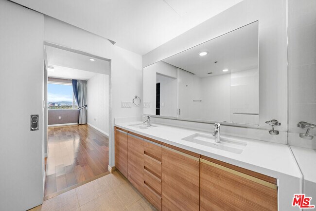 Building Photo - 3785 Wilshire Blvd