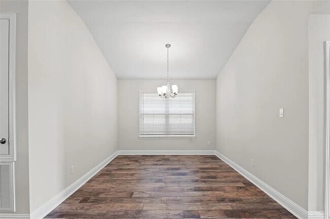 Building Photo - 2708 Golden Palms Ln