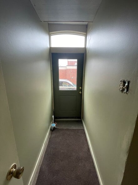 Building Photo - 122 E Main St