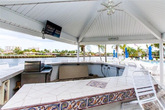 Building Photo - 6471 Bay Club Dr