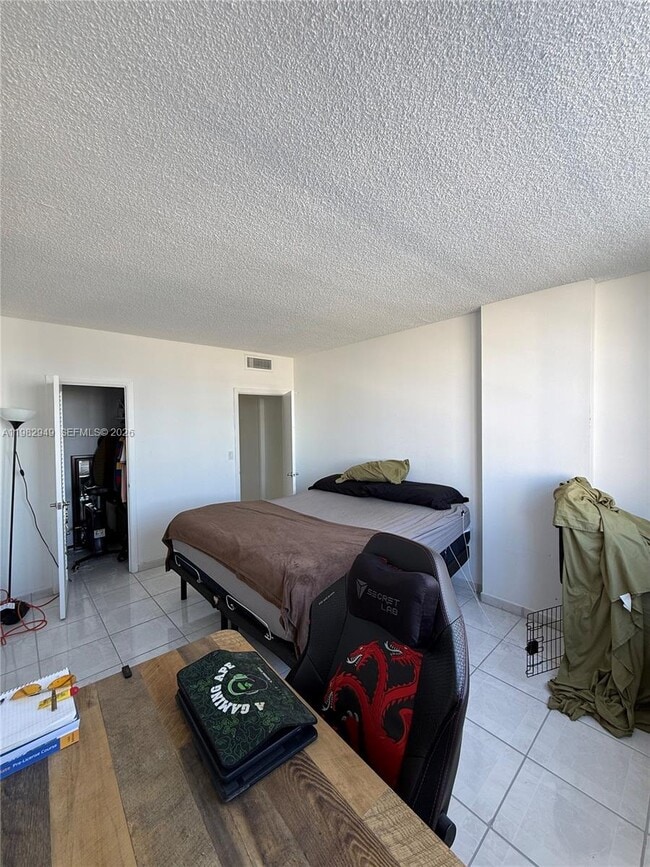 Building Photo - 500 Bayview Dr