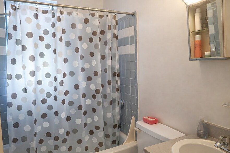 Building Photo - 845 Beacon St