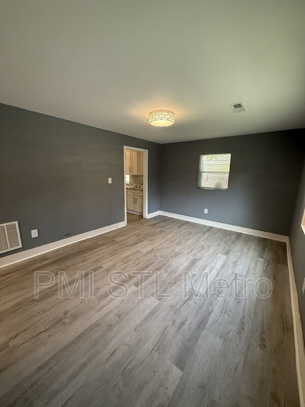 Building Photo - 528 Royal Ave
